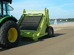 beach cleaner machine purifies sand