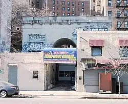 The arch as seen from across the street (2015)